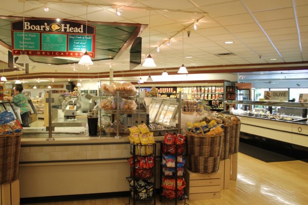 MustDo.com | Pick up lunch for the beach from the deli and salad bar at Jerry's Foods on Sanibel Island, FL
