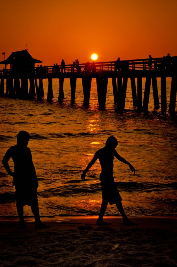 MustDo.com | Naples Pier Gulf of Mexico sunset. Photo by Debi Pittman Wilkey.