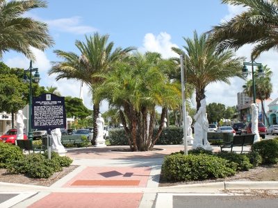 MustDo.com | Shops, restaurants, statues on St. Armands Circle Sarasota, Florida.