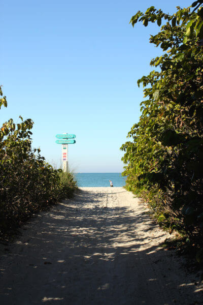 MustDo.com | Beautiful Lido Beach located on Lido Key, this popular beach is very relaxed and relatively uncrowded compared to the better known beaches on nearby Siesta Key. It is easy to reach from Ben Franklin Drive, with beach access and entrances at several points.
