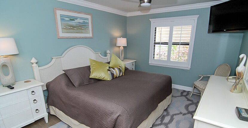 Sanibel Moorings offers fully furnished, luxurious 1, 2, and 3 bedroom vacation rental condo suites on Sanibel Island. Each accommodation features a full kitchen, dining area, comfortable living room, and a large, private screened patio lanai. #Florida #vacation #placestostay #beachfrontresorts #sanibel